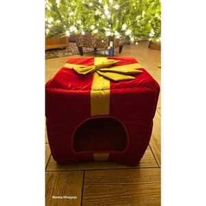 Red & Gold Gift Box-Themed Christmas Pet Bed With Bow
